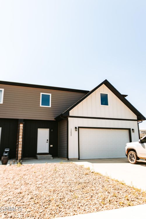 1233 9th St Sw, Watford City, ND, 58854-6744 | Card Image
