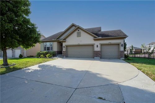 1021 Sw Cheshire Dr, Lee's Summit, MO, 64083-6106 | Card Image