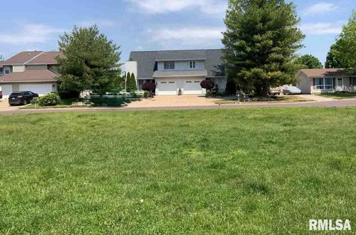 1102 Eisenhower Dr, Pekin, IL, 61554-1510 | Card Image