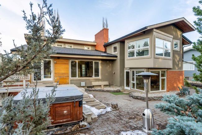 435 Wildwood Drive Sw, Home with 4 bedrooms, 3 bathrooms and 4 parking in Calgary AB | Image 1