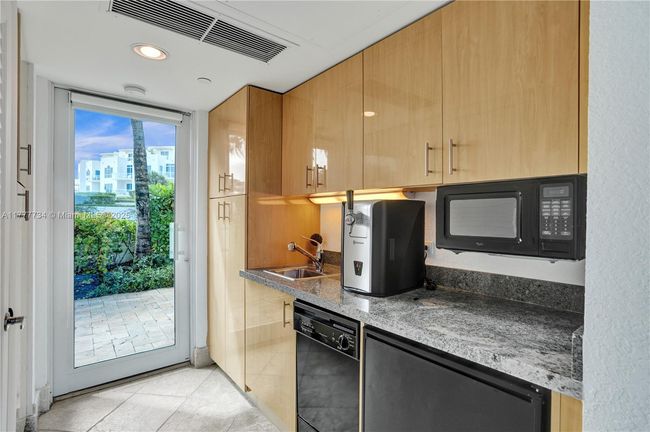 UNIT-5 - 100 S Pointe Dr, Condo with 1 bedrooms, 1 bathrooms and null parking in Miami Beach FL | Image 8