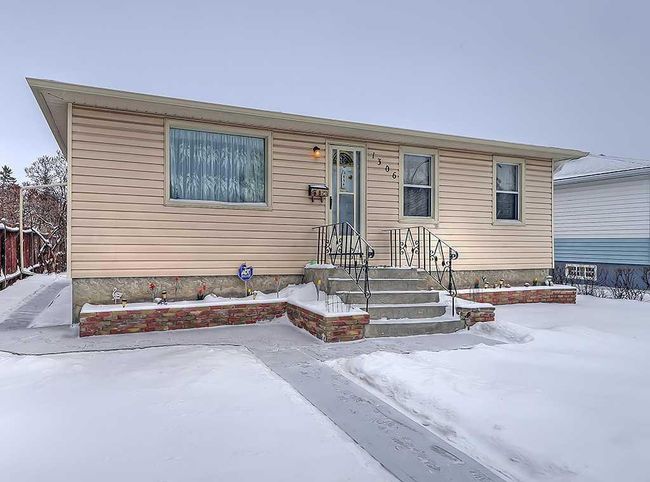 1306 40 Street Se, Home with 3 bedrooms, 1 bathrooms and 2 parking in Calgary AB | Image 2