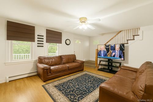 9 Bagley Ave, Albertson, NY, 11507-1903 | Card Image