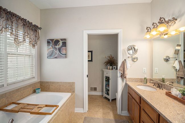 10200 Edgewood Dr, House other with 5 bedrooms, 4 bathrooms and null parking in Grand Blanc MI | Image 9