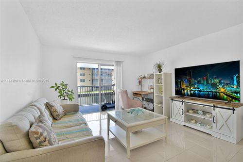 apt-203-3527 Ne 168th St, North Miami Beach, FL, 33160-3505 | Card Image