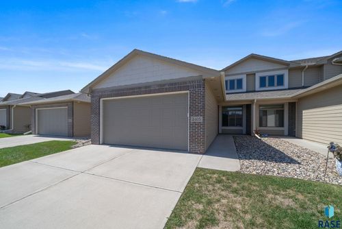 2405 S Kinderhook Ave, Sioux Falls, SD, 57106-4439 | Card Image