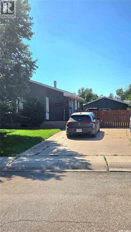 1322 Queen Cres, Moose Jaw, SK, S6H3G4 | Card Image