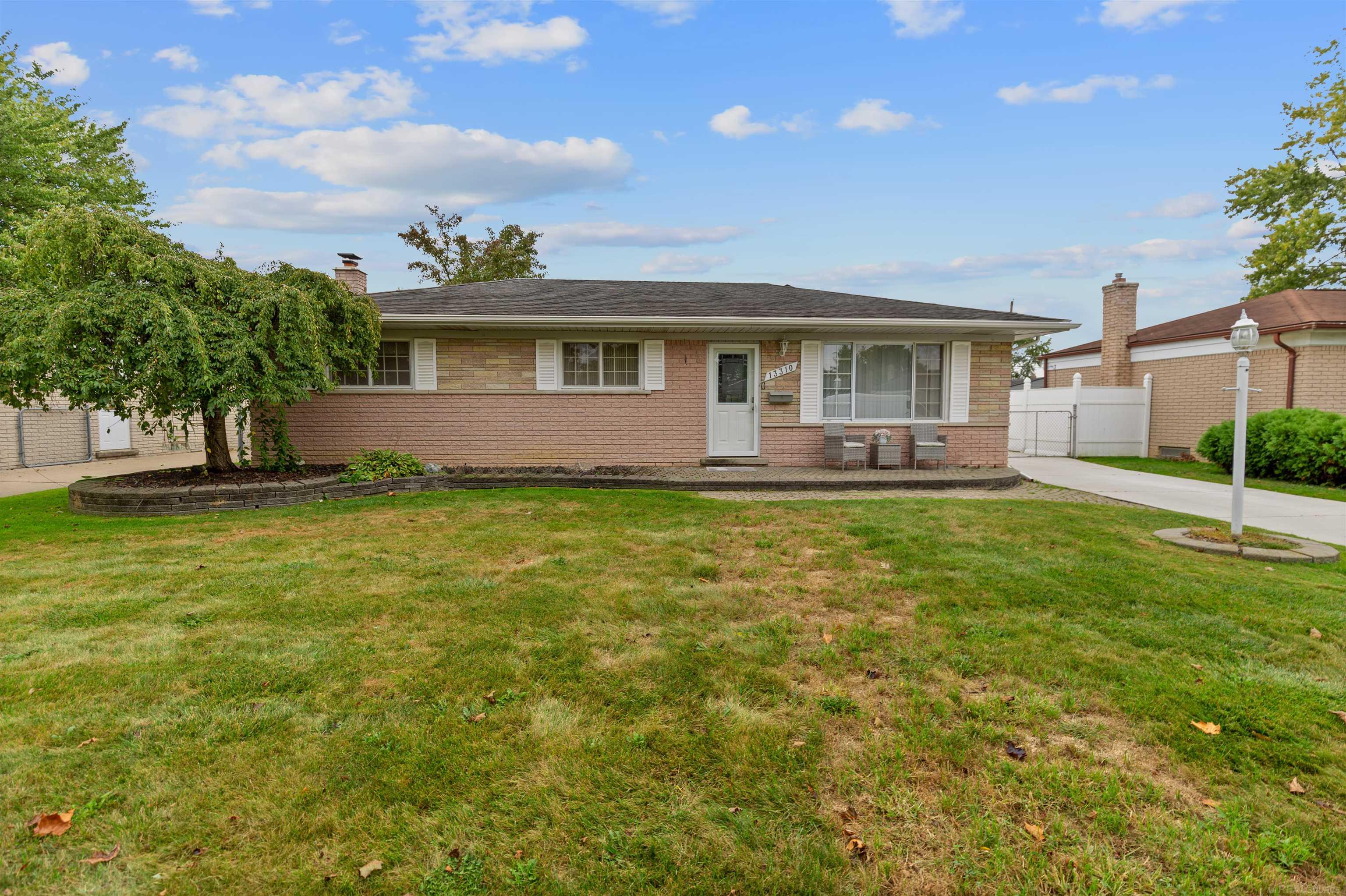 Winona Dr, Sterling Heights, MI 48312