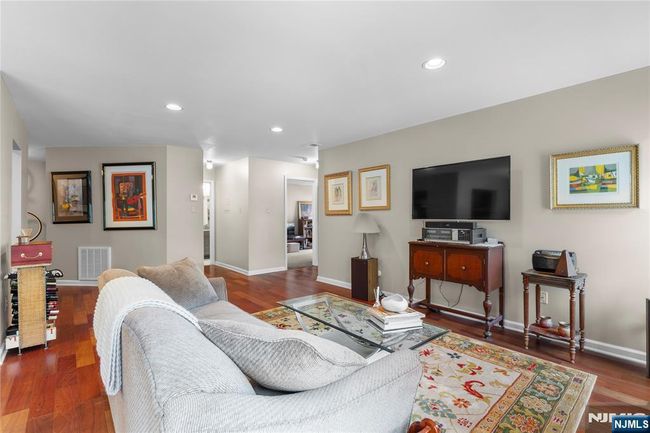 35 Spruce Ct, Condo with 2 bedrooms, 2 bathrooms and null parking in Clifton NJ | Image 5