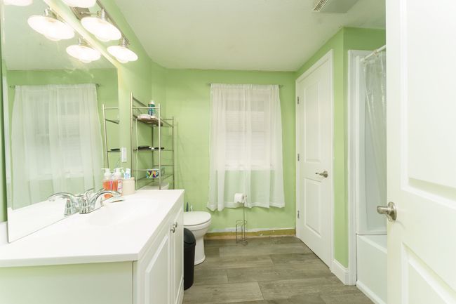 UPDATED LARGE FULL BATH | Image 11