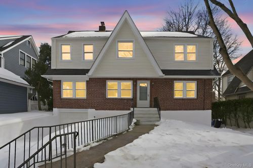 4 Pinebrook Dr, Larchmont, NY, 10538-2611 | Card Image