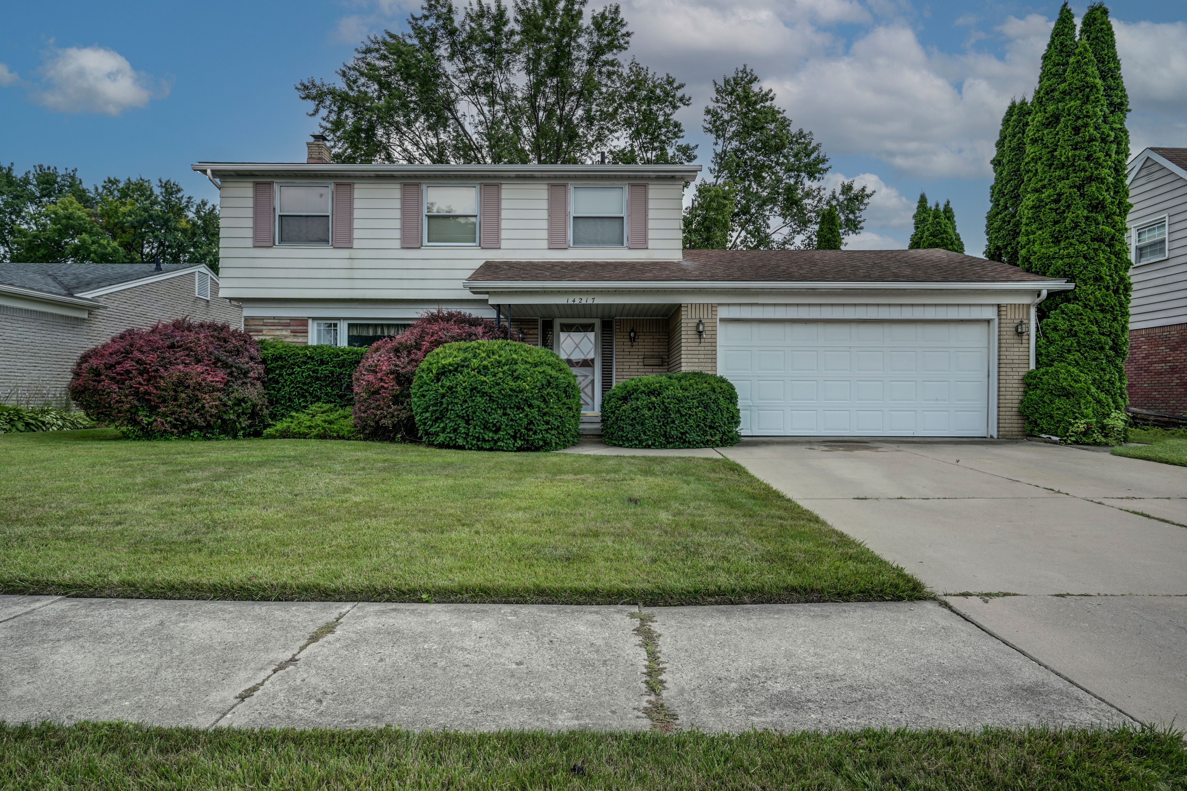 Cranbrook St, Riverview, MI 48193