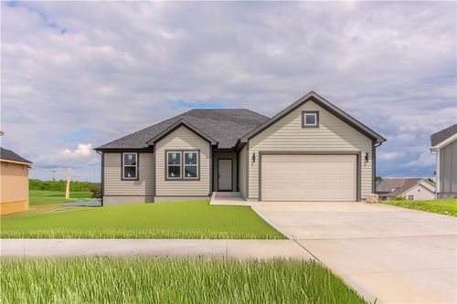 929 168th Ter, Basehor, KS, 66007-2700 | Card Image