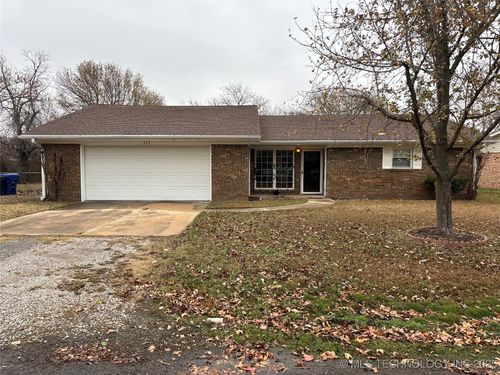 325 Jan Dr, Stratford, OK, 74872-4427 | Card Image