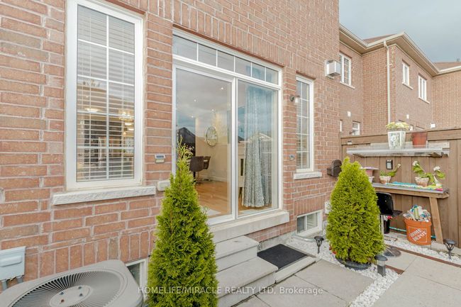 9 Dufay Rd, House attached with 4 bedrooms, 4 bathrooms and 3 parking in Brampton ON | Image 29