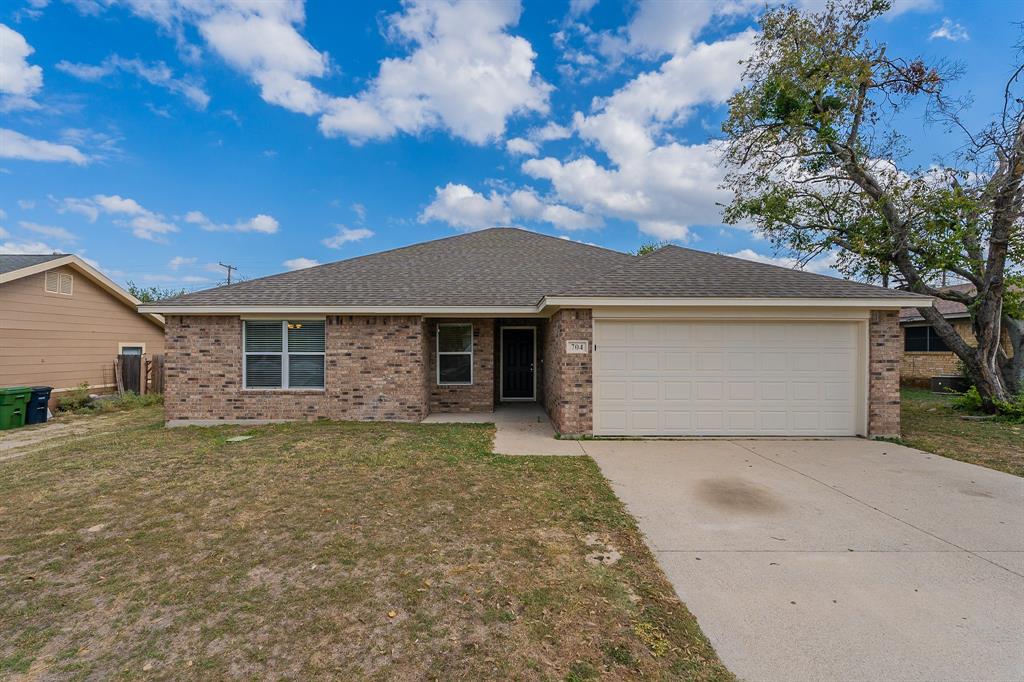 Hallvale Dr, Fort Worth, TX 76108