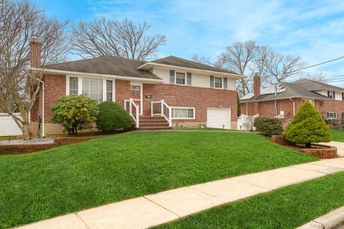 15 Lourae Dr, Massapequa Park, NY, 11762-1124 | Card Image