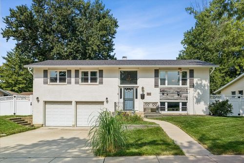 6916 Williams Dr, Woodridge, IL, 60517-1901 | Card Image