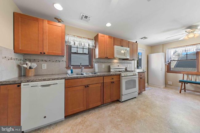 215 W 23 Rd St, House other with 3 bedrooms, 1 bathrooms and null parking in SHIP BOTTOM NJ | Image 14