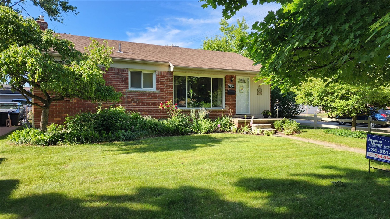 Kathryn St, Garden City, MI 48135