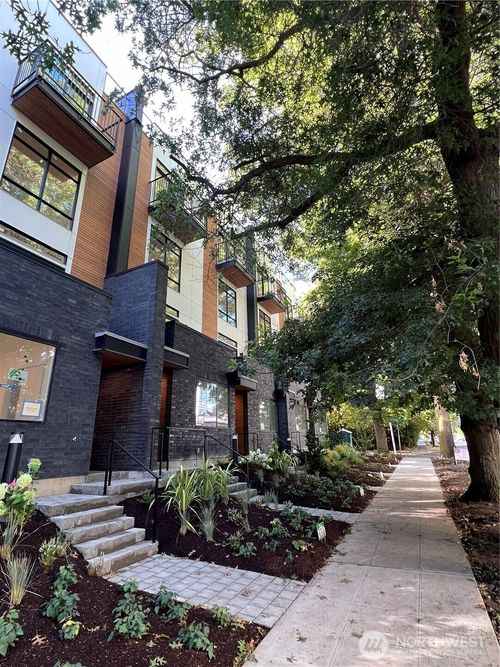 2110 1st Ave N, Seattle, WA, 98109-2301 | Card Image