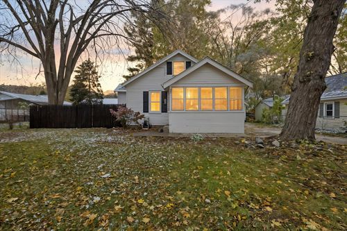 947 Roger St, Walker, MI, 49544-2858 | Card Image