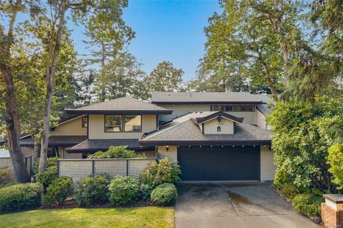 6-909 Carolwood Dr, Saanich, BC, V8X3T9 | Card Image