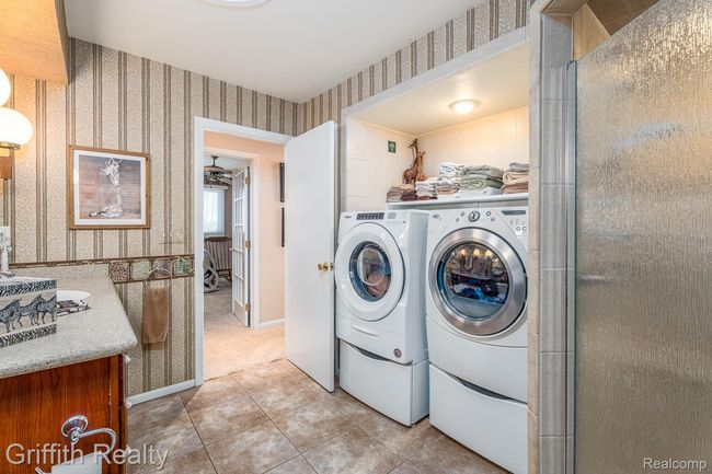 Convenient main level laundry | Image 29