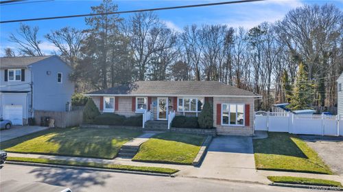 1408 Saint Louis Ave, Bay Shore, NY, 11706-4620 | Card Image