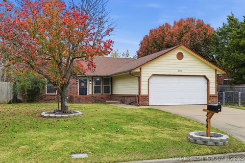 608 Brook St, Collinsville, OK, 74021-3631 | Card Image