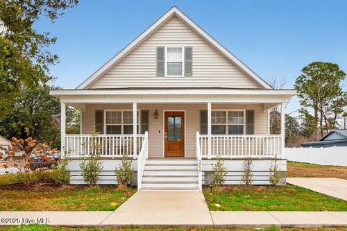 208 Pollock St, Pollocksville, NC, 28573-8811 | Card Image