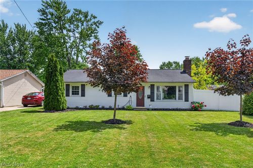 7570 Pinehurst Dr, Mentor-On-The-Lake, OH, 44060-3261 | Card Image