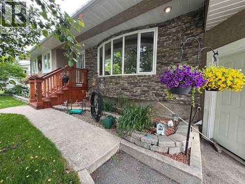 706 Hammond Dr N, Fox Creek, AB, T0H1P0 | Card Image