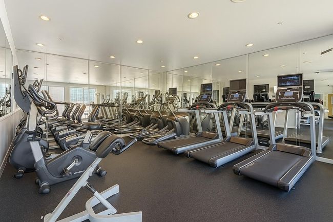 Exercise room with recessed lighting | Image 10