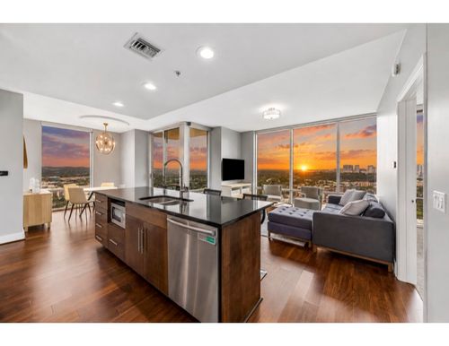 2805-300 Bowie St, Austin, TX, 78703-4674 | Card Image