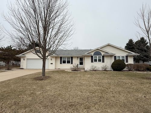 62 E Sedgemeadow St, Elkhorn, WI, 53121-4233 | Card Image