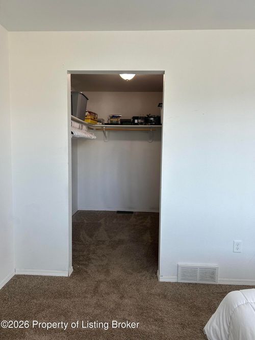 1141 Jerry Ln, Dickinson, ND, 58601-5189 | Card Image