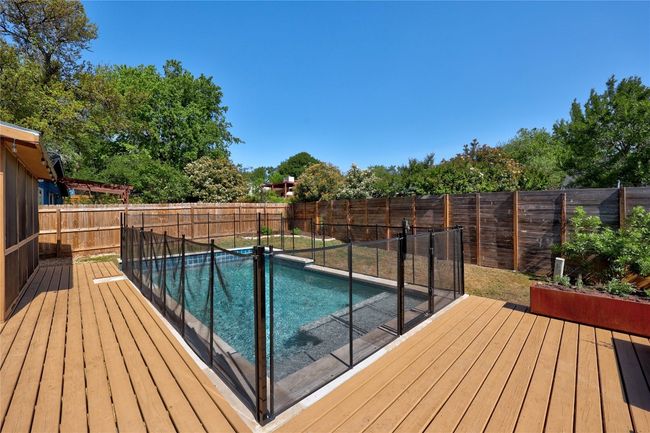 The swimming pool has a custom removable fence offering added security | Image 25