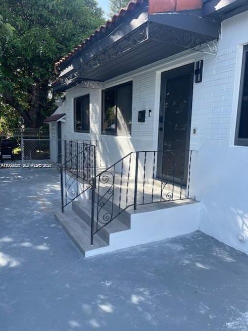 d-910 Sw 8th Ave, Miami, FL, 33130 | Card Image