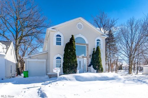 1229 Summit Dr, Mayfield Heights, OH, 44124-1516 | Card Image