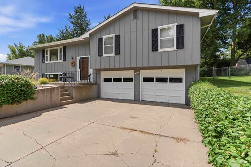 3015 Tamarak Dr, Manhattan, KS, 66503-3124 | Card Image
