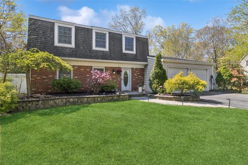 11 W Parsons Ct, Setauket, NY, 11733-2614 | Card Image