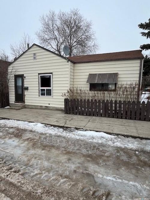 112 Main St, Harris, SK, S0L3G0 | Card Image
