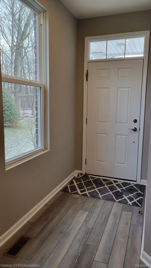 652 Peppermint Dr, Rochester Hills, MI, 48307-4947 | Card Image