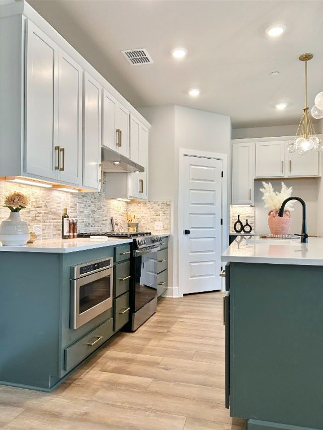 Kitchen (Staged) | Image 5