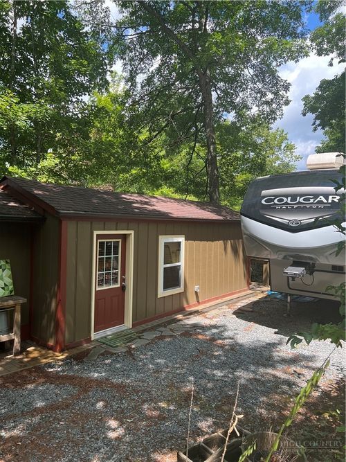 21 Dogwood Ln, Newland, NC, 28657-8221 | Card Image