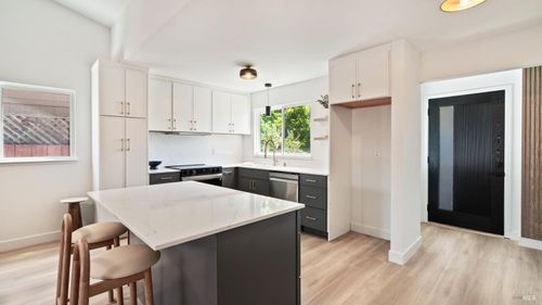 214 Hummingbird Ct, Healdsburg, CA, 95448-4368 | Card Image