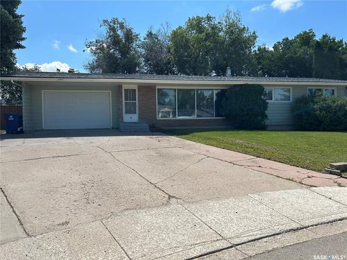 9 King Dr, Kindersley, SK, S0L1S2 | Card Image