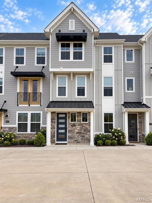 8923 E Gateway Hts, Saint Louis, MO, 63144-3315 | Card Image