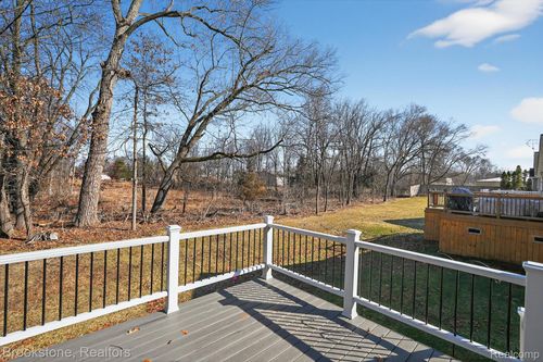 214 Pineview Dr, Fenton, MI, 48430-3628 | Card Image